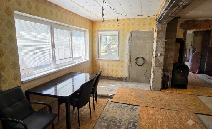 Rodinný dom v štádiu rekonštrukcie s veľkorysým pozemkom–Hrochoť - fotografia 6